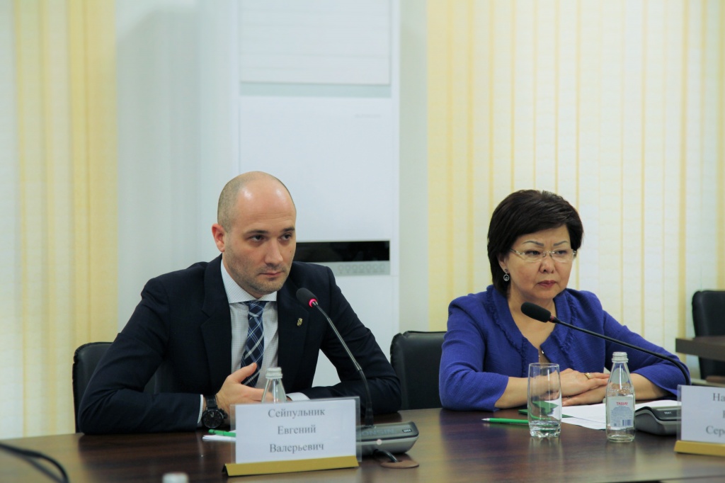 Евгений Сейпульник и Нурбуби Наурызбаева на четвертом заседании