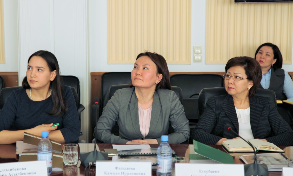 Камиля Фазылова, Сауле Егеубаева и Нурбуби Наурызбаева на втором заседании